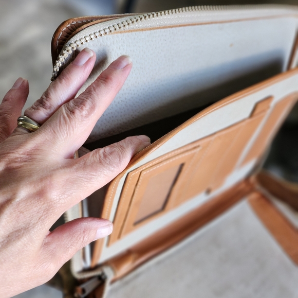 Santa Fe Columbian leather tablet and note case - Picture 4 of 4